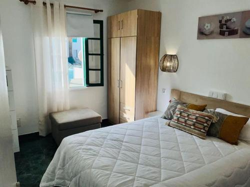 - une chambre avec un grand lit blanc et une armoire dans l'établissement Relax&enjoy II (Las Tuneras), à Puerto Rico