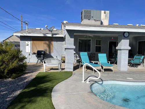 Πισίνα στο ή κοντά στο Cute 2 bedroom home with pool and RV parking