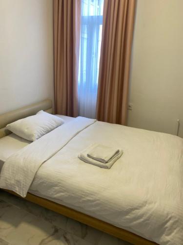 ein Bett mit zwei Handtüchern darüber in der Unterkunft yenikapı hotel in Istanbul