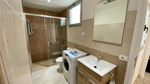 W łazience znajduje się toaleta, umywalka i prysznic. w obiekcie Hermoso edificio Frente al mar con gran terraza y hermosas vistas w mieście Las Palmas de Gran Canaria