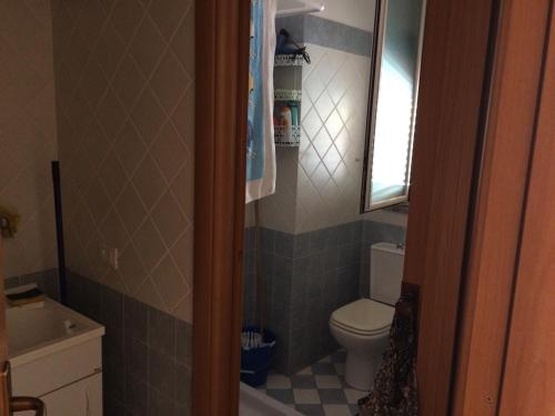 フォンダケッロにあるCasa da Tinaのバスルーム(トイレ、洗面台付)