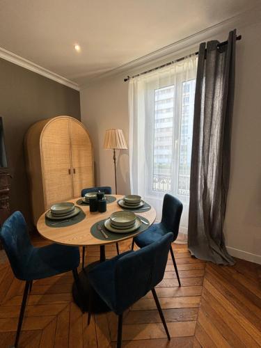 une salle à manger avec une table et des chaises et une fenêtre dans l'établissement Le Charmant - Parking Gratuit, Wifi, RER C Choisy-le-Roi, à Choisy-le-Roi