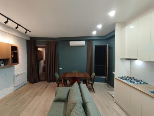 ein Wohnzimmer mit einem Sofa und einem Tisch in der Unterkunft House number 1 in kutaisi in Kutaissi