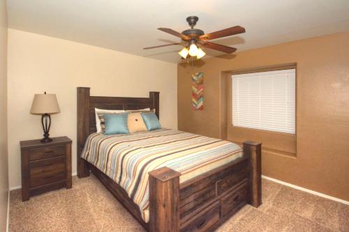 1 dormitorio con 1 cama y ventilador de techo en Got a Big Group Coming to Lake, en Lake Havasu City