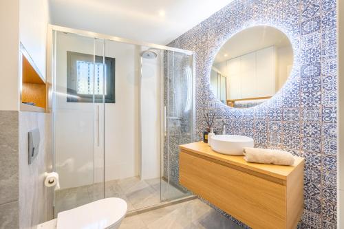 a bathroom with a sink and a mirror at Bello Horizonte in Altea