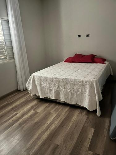 Ένα ή περισσότερα κρεβάτια σε δωμάτιο στο Casa em Andradas-MG