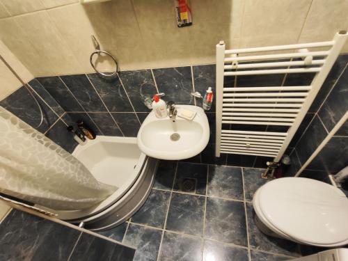 y baño con lavabo, aseo y bañera. en Apartman Malta, en Banja Luka