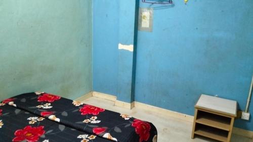 um quarto com uma cama com flores em Hostel Dena moon inn 3 em Kota Bharu