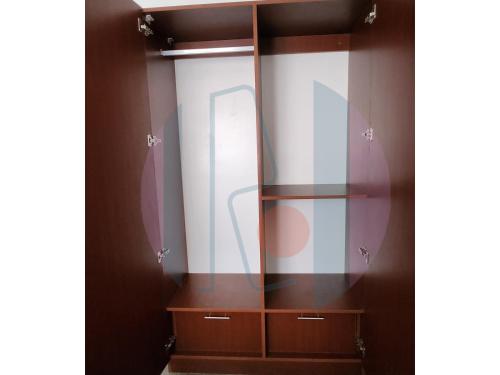 einen Schrank mit einem Holzschrank und einem Spiegel in der Unterkunft Ricres Apartment in Babak