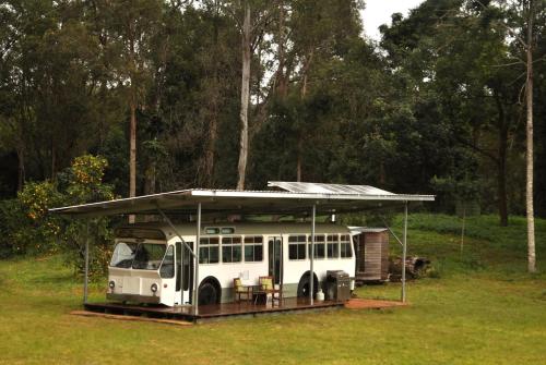 una parada de autobús con un techo encima en Coffee Grounds - The Bus, en Coffee Camp