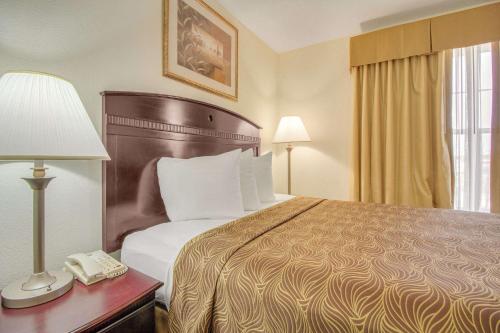 een hotelkamer met een bed en een telefoon bij MainStay Suites Texas Medical Center-Reliant Park in Houston