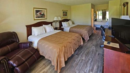 恩尼斯的住宿－埃尼斯品質酒店，酒店客房,设有两张床和一张沙发