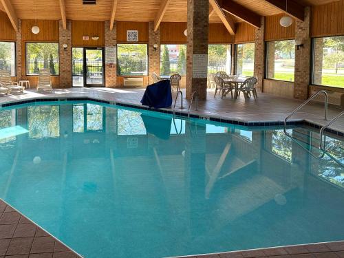 uma grande piscina num edifício com uma mesa em Quality Inn & Suites Sun Prairie Madison East em Sun Prairie