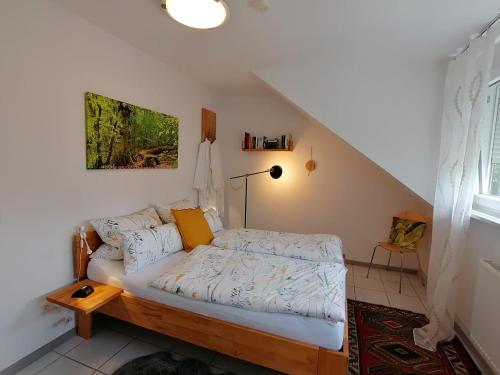 ein Schlafzimmer mit einem Bett in einem Zimmer in der Unterkunft Ferienwohnung Grete in Trier