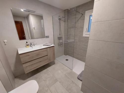 Ένα μπάνιο στο Piso sencillo y acogedor con parking gratuito