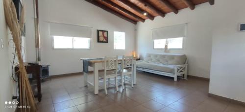 ein Wohnzimmer mit Tisch und Couch in der Unterkunft Casa de Montaña María Tequila in Villa Giardino