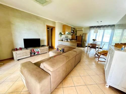 ein Wohnzimmer mit einem Sofa und einem TV in der Unterkunft La Casa nel Verde in Pistoia