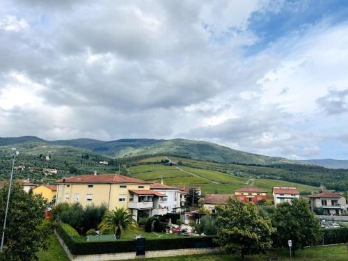 eine Kleinstadt mit Bergen im Hintergrund in der Unterkunft La Casa nel Verde in Pistoia