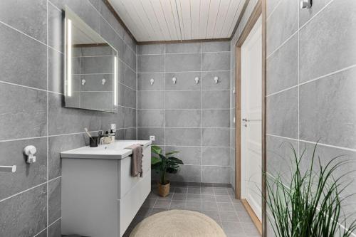 y baño con aseo, lavabo y espejo. en Leilighet i Sogndal skisenter - Hodlekve, en Sogndal