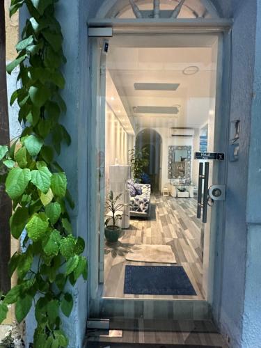 une porte donnant sur un couloir avec un salon dans l'établissement Casa Cielo Cartagena, à Carthagène des Indes