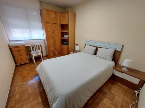 Ένα ή περισσότερα κρεβάτια σε δωμάτιο στο Piso sencillo y acogedor con parking gratuito