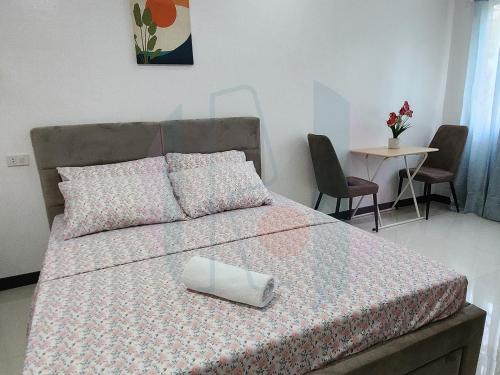 1 dormitorio con cama con almohada en RiCres Hometel Double Bed R124 en Samal