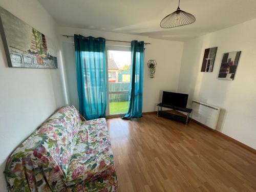 un salon avec un canapé et une télévision dans l'établissement Calme, lumineux avec balcon, à Toulouse