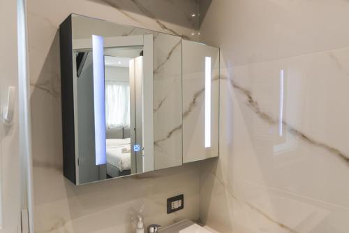 bagno con lavandino e specchio di Residenza Gioiello - Comfort & Suites a Milano a Milano