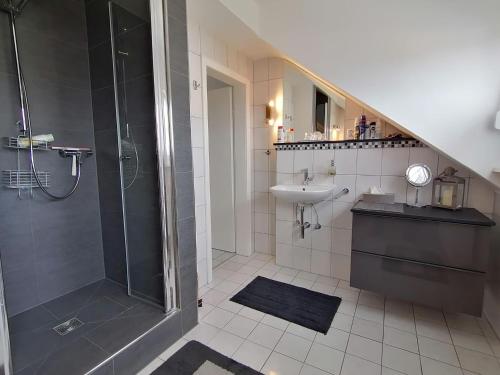 uma casa de banho com um chuveiro e um lavatório. em Ferienwohnung Grete em Trier