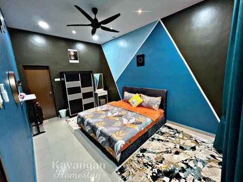 a bedroom with a bed and a ceiling fan at Kayangan Homestay Kuantan MUSL!M Only in Kuantan