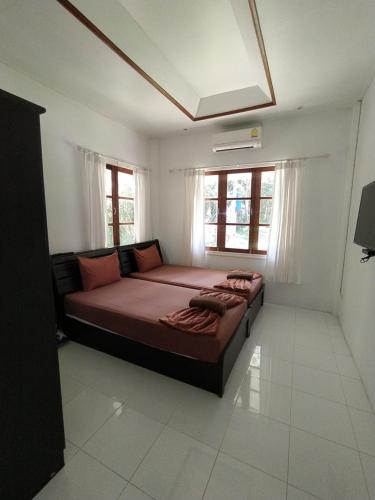 1 dormitorio con 1 cama en una habitación con ventanas en Kood Life, en Ko Kood