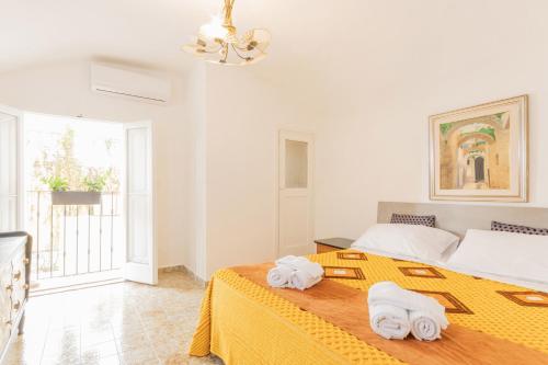 a bedroom with a bed with towels on it at Extravacanza Central Station 2 in Bari