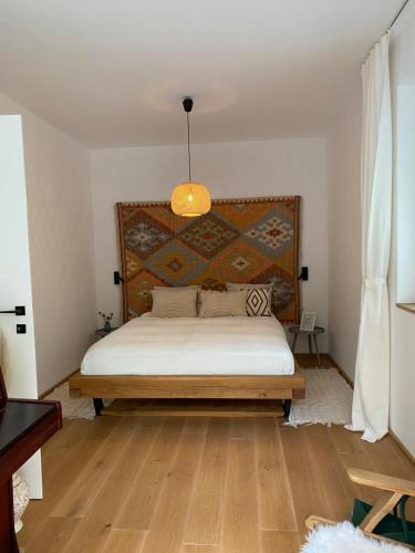 Un pat sau paturi într-o cameră la Liv'In Garden I Boutique Apartment I Szentendre