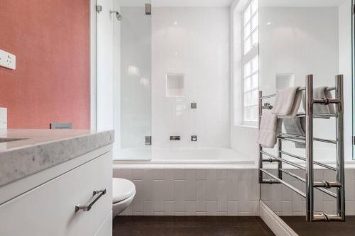 une salle de bain avec une baignoire, des toilettes et un lavabo dans l'établissement 'The Chatsworth' Chic Urban Living near High St, à Melbourne