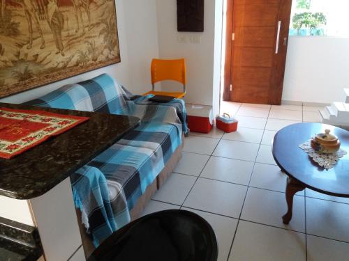 a living room with a couch and a table at Sol e Mar 850mts do mar Ingleses Satinho in Florianópolis