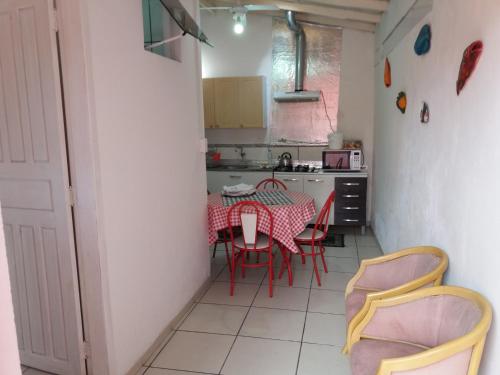 a kitchen with a table and chairs in a room at Sol e Mar 850mts do mar Ingleses Satinho in Florianópolis