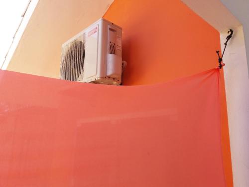 a white air conditioner sitting on top of a wall at Sol e Mar 850mts do mar Ingleses Satinho in Florianópolis