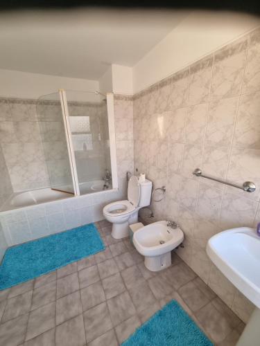 een badkamer met een toilet, een bad en een wastafel bij 3br apartment Funchal - Soulful Stays in Funchal