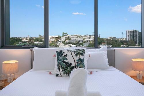 - une chambre avec un lit blanc et une vue sur la ville dans l'établissement 'Easy Jeays' Executive Living near Fortitude Valley, à Brisbane