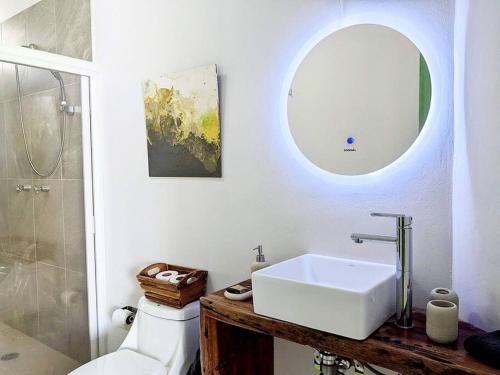 Ένα μπάνιο στο 2BdR -Rocks at Mikasa- Near Beach, Pool, King Beds, AC, Fast Wifi