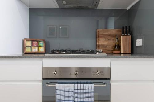 una cucina con piano cottura e piano di lavoro di Perfect Prospect Among City's Dining Hotspots a Prospect