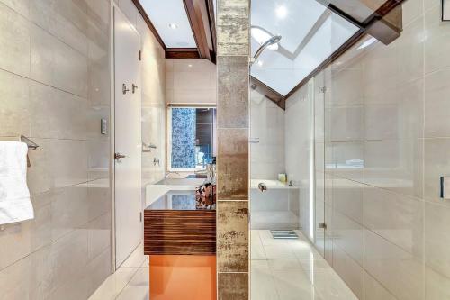 アデレードにあるParish Court - A Unique Contemporary Conversionのシャワーと洗面台付きのバスルーム