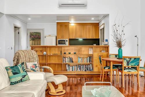 ein Wohnzimmer mit Couch und Tisch in der Unterkunft Time and Tide Hideaway - A Spacious Beachside Escape in Adelaide