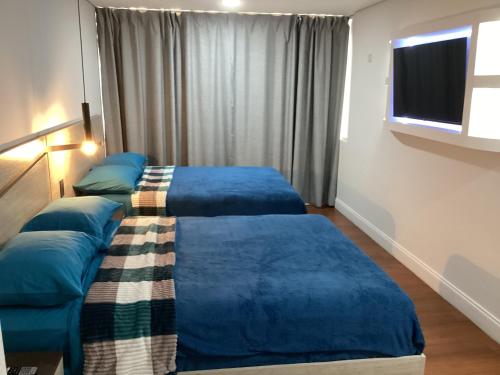 un dormitorio con dos camas y un sofá en Apartahotel, en Caracas