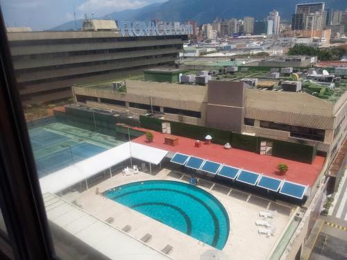 una vista de una piscina en la parte superior de un edificio en Apartahotel, en Caracas