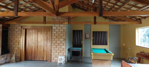 Habitación con mesa de billar y techo de madera. en Recanto Andrade, en Presidente Prudente