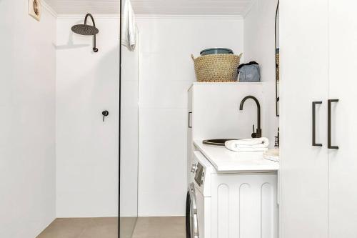 - une cuisine blanche avec un évier et une douche dans l'établissement 'Kingston Mews' A Perfect Parkside Sanctuary, à Bowden