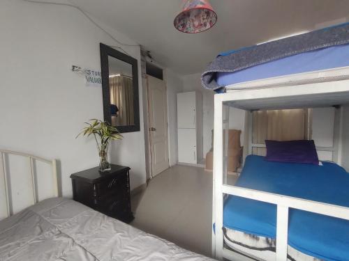 um quarto com um beliche e uma cama azul em CASA HOSTEL 129-A em Cajamarca