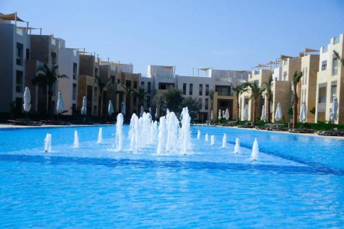 una fuente en medio de una piscina de agua en One Bedroom - Mangroovy El Gouna en Hurghada