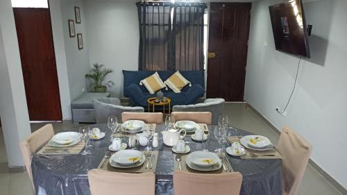una mesa de comedor con un paño de mesa azul y sillas en Depa de Estreno en Arequipa, en Arequipa